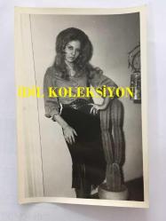 YEŞİLÇAM'IN DEĞERLİ OYUNCUSU HÜLYA TUĞLU'NUN ORİJİNAL 3'LÜ FOTOĞRAF SETİ - 18 x 12 cm EBADINDA - HÜLYA TUĞLU EVİNDE İSKAMBİL KAĞITLARI AÇARKEN ve KADRAJA POZ VERİRKEN ÇEKİLMİŞ 3 FARKLI KARE