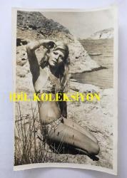 YEŞİLÇAM'IN DEĞERLİ OYUNCUSU HÜLYA TUĞLU'NUN ORİJİNAL 6'LI FOTOĞRAF SETİ - 18 x 12 cm EBADINDA - HÜLYA TUĞLU DENİZ KENARINDA MAYOSUYLA GÜNEŞLENİP POZ VERİRKEN ÇEKİLMİŞ 6 FARKLI KARE