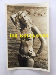 YEŞİLÇAM'IN DEĞERLİ OYUNCUSU HÜLYA TUĞLU'NUN ORİJİNAL 6'LI FOTOĞRAF SETİ - 18 x 12 cm EBADINDA - HÜLYA TUĞLU DENİZ KENARINDA MAYOSUYLA GÜNEŞLENİP POZ VERİRKEN ÇEKİLMİŞ 6 FARKLI KARE