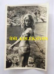 YEŞİLÇAM'IN DEĞERLİ OYUNCUSU HÜLYA TUĞLU'NUN ORİJİNAL 6'LI FOTOĞRAF SETİ - 18 x 12 cm EBADINDA - HÜLYA TUĞLU DENİZ KENARINDA MAYOSUYLA GÜNEŞLENİP POZ VERİRKEN ÇEKİLMİŞ 6 FARKLI KARE