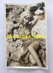 YEŞİLÇAM'IN DEĞERLİ OYUNCUSU HÜLYA TUĞLU'NUN ORİJİNAL 6'LI FOTOĞRAF SETİ - 18 x 12 cm EBADINDA - HÜLYA TUĞLU DENİZ KENARINDA MAYOSUYLA GÜNEŞLENİP POZ VERİRKEN ÇEKİLMİŞ 6 FARKLI KARE