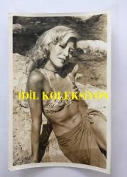 YEŞİLÇAM'IN DEĞERLİ OYUNCUSU HÜLYA TUĞLU'NUN ORİJİNAL 6'LI FOTOĞRAF SETİ - 18 x 12 cm EBADINDA - HÜLYA TUĞLU DENİZ KENARINDA MAYOSUYLA GÜNEŞLENİP POZ VERİRKEN ÇEKİLMİŞ 6 FARKLI KARE