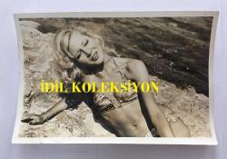 YEŞİLÇAM'IN DEĞERLİ OYUNCUSU HÜLYA TUĞLU'NUN ORİJİNAL 6'LI FOTOĞRAF SETİ - 18 x 12 cm EBADINDA - HÜLYA TUĞLU DENİZ KENARINDA MAYOSUYLA GÜNEŞLENİP POZ VERİRKEN ÇEKİLMİŞ 6 FARKLI KARE