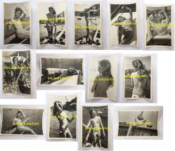 YEŞİLÇAM'IN DEĞERLİ OYUNCUSU HÜLYA TUĞLU'NUN ORİJİNAL 13'LÜ FOTOĞRAF SETİ - 18 x 12 cm EBADINDA - HÜLYA TUĞLU DENİZ KENARINDA MAYOSUYLA GÜNEŞLENİP POZ VERİRKEN ÇEKİLMİŞ 13 FARKLI KARE