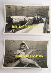 YEŞİLÇAM'IN DEĞERLİ OYUNCUSU HÜLYA TUĞLU'NUN ORİJİNAL 13'LÜ FOTOĞRAF SETİ - 18 x 12 cm EBADINDA - HÜLYA TUĞLU DENİZ KENARINDA MAYOSUYLA GÜNEŞLENİP POZ VERİRKEN ÇEKİLMİŞ 13 FARKLI KARE