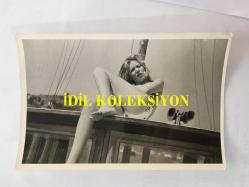 YEŞİLÇAM'IN DEĞERLİ OYUNCUSU HÜLYA TUĞLU'NUN ORİJİNAL 13'LÜ FOTOĞRAF SETİ - 18 x 12 cm EBADINDA - HÜLYA TUĞLU DENİZ KENARINDA MAYOSUYLA GÜNEŞLENİP POZ VERİRKEN ÇEKİLMİŞ 13 FARKLI KARE