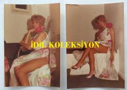 YEŞİLÇAM'IN DEĞERLİ OYUNCUSU HÜLYA TUĞLU'NUN ORİJİNAL 2'Lİ FOTOĞRAF SETİ - 15 x 10 cm EBADINDA - HÜLYA TUĞLU ÇİÇEK DESENLİ DEKOLTE ELBİSESİYLE POZ VERİRKEN ÇEKİLMİŞ NET KALİTEDE 2 FARKLI KARE, 9 EKİM 1983