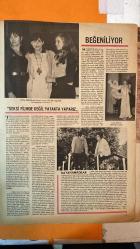 PAZAR AKTÜALİTE, SİNEMA, TİYATRO DERGİSİ - SAYI : 529 12 KASIM 1966 - SEVİL HASMAN – KAMELYA BUKET – CAVİT YÜRÜKLÜ – SÜHA DOĞAN – TUNCEL KURTİZ – SUZAN AVCI – MÜFİT İLKİZ – DEVLET DEVRİM – BELGİN DORUK – EDİZ HUN – FATMA GİRİK – DICLEHAN BABAN – FERHAN TANSELİ – NACİ TANSELİ – MUALLA KAYNAK – SALİHA TEKNECİ – GÜLDEREN ECE – SEMRA ECE – TÜLAY ERDENİZ – TÜRK SİNEMASINDA DÜZENSİZ HAYAT – KADER ÇIKMAZI – GERDEK GECESİ BEKLİYORUM – ADEMLE HAVVA – ZEHİRLİ ELMA – KEDİ GELİN – TOPRAĞIN KANI – ALLAHAISMARLADIK YAVRUM – NEMAYI BIRAKMIYORUM – 1966’NIN YILDIZLARI – KENDİ KENDİNİ HARCIYANLAR - 16 SAYFA