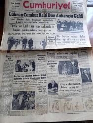 Cumhuriyet Gazetesi - 2 nisan 1955 - hayırlı bir ziyaret yazan Nadir Nadi Başmakale - Lübnan Cumhurreisi Camille Chamoun dün Ankara'ya geldi - Türk ve Lübnan Cumhur reisleri dün hava meydanı'nda milli marşları dinliyorlar fotoğraf - misafir devlet reisinin eşi ile meclis reisi Refik koraltan başvekil Adnan Menderes ve diğer kişiler hava meydanını terk ederlerken fotoğraf - Ahmet Emin Yalman'a yapılan Malatya suikasti davasının temyiz mürafaası yapıldı - İngiltere'nin Bağdat paktını iltihakı hakkında Adnan Menderes'in demeci - Nazım Hikmet Beyrut'a geliyor - Üsküdar ve Kadıköy tramvayları işletmesi E.T.T idaresini devrolunurken sevinçten ağlayan tramvaycı fotoğraf - Hacı Kurye Yazanlar Nihal Karamağaralı ve Va Nü yazı dizisi - cezayir'de fevkalade ahval ilan edildi - Çorumda erkek Muallim mektebi açılıyor - meslek gayreti ve ahlak yazan Burhan Felek - milli takımımız dün resmen açıklandı - bugünkü mühim basketbol maçı Fenerbahçe Galatasaray -  Sümer sineması tahliye ediliyor