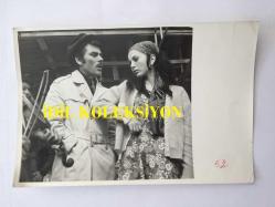 YEŞİLÇAM'IN DEĞERLİ OYUNCUSU HÜLYA TUĞLU'NUN ORİJİNAL 2'Lİ FOTOĞRAF SETİ - 18 x 12 cm EBADINDA - HÜLYA TUĞLU ve SAMİ TUNÇ ''YIKILAN HAYALLER'' FOTOROMANI ÇEKİMLERİNDE AYNI KAREDE