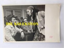 YEŞİLÇAM'IN DEĞERLİ OYUNCUSU HÜLYA TUĞLU'NUN ORİJİNAL 2'Lİ FOTOĞRAF SETİ - 18 x 12 cm EBADINDA - HÜLYA TUĞLU ve SAMİ TUNÇ ''YIKILAN HAYALLER'' FOTOROMANI ÇEKİMLERİNDE AYNI KAREDE