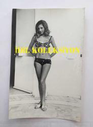 YEŞİLÇAM'IN DEĞERLİ OYUNCUSU HÜLYA TUĞLU'NUN ORİJİNAL 2'Lİ FOTOĞRAF SETİ - 18 x 12 cm EBADINDA - HÜLYA TUĞLU MAYOSUYLA POZ VERİRKEN ÇEKİLMİŞ 2 FARKLI KARE