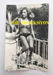 YEŞİLÇAM'IN DEĞERLİ OYUNCUSU HÜLYA TUĞLU'NUN ORİJİNAL 2'Lİ FOTOĞRAF SETİ - 18 x 12 cm EBADINDA - HÜLYA TUĞLU MAYOSUYLA POZ VERİRKEN ÇEKİLMİŞ 2 FARKLI KARE