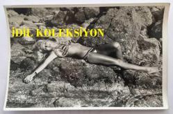 YEŞİLÇAM'IN DEĞERLİ OYUNCUSU HÜLYA TUĞLU'NUN ORİJİNAL FOTOĞRAFI - 18 x 12 cm EBADINDA - HÜLYA TUĞLU MAYOSUYLA KAYALIKLARIN ÜZERİNDE GÜNEŞLENİRKEN ÇEKİLMİŞ BİR KARE