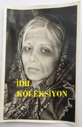 YEŞİLÇAM'IN DEĞERLİ OYUNCUSU HÜLYA TUĞLU'NUN ORİJİNAL FOTOĞRAFI - 18 x 12 cm EBADINDA - HÜLYA TUĞLU FİLM İÇİN YAŞLI MAKYAJI İLE POZ VERİRKEN