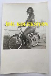 YEŞİLÇAM'IN DEĞERLİ OYUNCUSU HÜLYA TUĞLU'NUN ORİJİNAL FOTOĞRAFI - 18 x 12 cm EBADINDA - HÜLYA TUĞLU MAYOLU ŞEKİLDE BİSİKLET SÜRERKEN ÇEKİLMİŞ BİR KARE