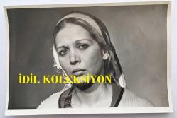 YEŞİLÇAM'IN DEĞERLİ OYUNCUSU HÜLYA TUĞLU'NUN ORİJİNAL FOTOĞRAFI - 18 x 12 cm EBADINDA - HÜLYA TUĞLU HÜZÜNLÜ ŞEKİLDE KADRAJA BAKARKEN ÇEKİLMİŞ BİR KARE