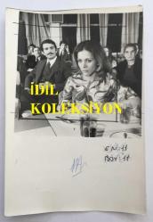 YEŞİLÇAM'IN DEĞERLİ OYUNCUSU HÜLYA TUĞLU'NUN ORİJİNAL FOTOĞRAFI - 18 x 12 cm EBADINDA - HÜLYA TUĞLU FİLM SAHNESİNDE MASADA OTURURKEN ÇEKİLMİŞ BİR KARE