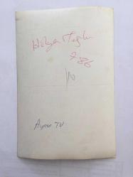YEŞİLÇAM'IN DEĞERLİ OYUNCUSU HÜLYA TUĞLU'NUN ORİJİNAL FOTOĞRAFI - 18 x 12 cm EBADINDA - HÜLYA TUĞLU FİLM SAHNESİNDE MASADA OTURURKEN ÇEKİLMİŞ BİR KARE