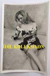 YEŞİLÇAM'IN DEĞERLİ OYUNCUSU HÜLYA TUĞLU'NUN ORİJİNAL FOTOĞRAFI - 18 x 12 cm EBADINDA - HÜLYA TUĞLU DEKOLTE ELBİSESİYLE KOLTUKTA POZ VERİRKEN ÇEKİLMİŞ BİR KARE