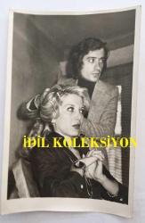 YEŞİLÇAM'IN DEĞERLİ OYUNCUSU HÜLYA TUĞLU'NUN ORİJİNAL FOTOĞRAFI - 18 x 12 cm EBADINDA - HÜLYA TUĞLU BERBERDE SAÇLARINI YAPTIRIRKEN ÇEKİLMİŞ BİR KARE