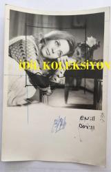 YEŞİLÇAM'IN DEĞERLİ OYUNCUSU HÜLYA TUĞLU'NUN ORİJİNAL FOTOĞRAFI - 18 x 12 cm EBADINDA - HÜLYA TUĞLU BAŞINI MASAYA YASLAYIP DÜŞÜNÜRKEN ÇEKİLMİŞ BİR KARE