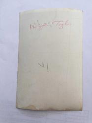 YEŞİLÇAM'IN DEĞERLİ OYUNCUSU HÜLYA TUĞLU'NUN ORİJİNAL FOTOĞRAFI - 18 x 12 cm EBADINDA - HÜLYA TUĞLU BAŞINI MASAYA YASLAYIP DÜŞÜNÜRKEN ÇEKİLMİŞ BİR KARE