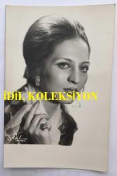 YEŞİLÇAM'IN DEĞERLİ OYUNCUSU HÜLYA TUĞLU'NUN ORİJİNAL FOTOĞRAFI - 13,5 x 9 cm EBADINDA - HÜLYA TUĞLU STÜDYODA POZ VERİRKEN ÇEKİLMİŞ BİR KARE, FOTO STİL İSTANBUL