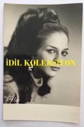 YEŞİLÇAM'IN DEĞERLİ OYUNCUSU HÜLYA TUĞLU'NUN ORİJİNAL FOTOĞRAFI - 13,5 x 9 cm EBADINDA - HÜLYA TUĞLU STÜDYODA POZ VERİRKEN ÇEKİLMİŞ BİR KARE, FOTO STİL İSTANBUL