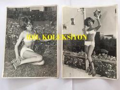 YEŞİLÇAM'IN DEĞERLİ OYUNCUSU HÜLYA TUĞLU'NUN ORİJİNAL 2'Lİ FOTOĞRAF SETİ - 20 x 15 cm EBADINDA - HÜLYA TUĞLU BEYAZ MAYOSUYLA POZ VERİRKEN ÇEKİLMİŞ 2 FARKLI KARE