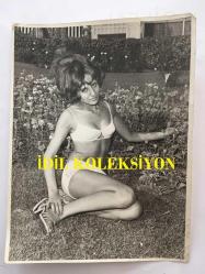 YEŞİLÇAM'IN DEĞERLİ OYUNCUSU HÜLYA TUĞLU'NUN ORİJİNAL 2'Lİ FOTOĞRAF SETİ - 20 x 15 cm EBADINDA - HÜLYA TUĞLU BEYAZ MAYOSUYLA POZ VERİRKEN ÇEKİLMİŞ 2 FARKLI KARE