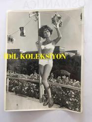 YEŞİLÇAM'IN DEĞERLİ OYUNCUSU HÜLYA TUĞLU'NUN ORİJİNAL 2'Lİ FOTOĞRAF SETİ - 20 x 15 cm EBADINDA - HÜLYA TUĞLU BEYAZ MAYOSUYLA POZ VERİRKEN ÇEKİLMİŞ 2 FARKLI KARE