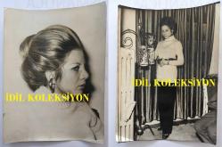 YEŞİLÇAM'IN DEĞERLİ OYUNCUSU HÜLYA TUĞLU'NUN ORİJİNAL 2'Lİ FOTOĞRAF SETİ - 20 x 15 cm EBADINDA - HÜLYA TUĞLU EVİNDE YENİ SAÇ MODELİ ve BOĞAZLI KAZAĞIYLA POZ VERİRKEN ÇEKİLMİŞ 2 FARKLI KARE