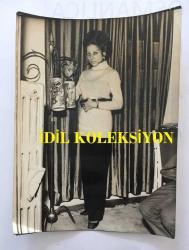 YEŞİLÇAM'IN DEĞERLİ OYUNCUSU HÜLYA TUĞLU'NUN ORİJİNAL 2'Lİ FOTOĞRAF SETİ - 20 x 15 cm EBADINDA - HÜLYA TUĞLU EVİNDE YENİ SAÇ MODELİ ve BOĞAZLI KAZAĞIYLA POZ VERİRKEN ÇEKİLMİŞ 2 FARKLI KARE