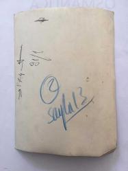 YEŞİLÇAM'IN DEĞERLİ OYUNCUSU HÜLYA TUĞLU'NUN ORİJİNAL 2'Lİ FOTOĞRAF SETİ - 20 x 15 cm EBADINDA - HÜLYA TUĞLU EVİNDE YENİ SAÇ MODELİ ve BOĞAZLI KAZAĞIYLA POZ VERİRKEN ÇEKİLMİŞ 2 FARKLI KARE