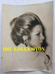 YEŞİLÇAM'IN DEĞERLİ OYUNCUSU HÜLYA TUĞLU'NUN ORİJİNAL 2'Lİ FOTOĞRAF SETİ - 20 x 15 cm EBADINDA - HÜLYA TUĞLU EVİNDE YENİ SAÇ MODELİ ve BOĞAZLI KAZAĞIYLA POZ VERİRKEN ÇEKİLMİŞ 2 FARKLI KARE