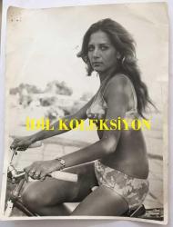 YEŞİLÇAM'IN DEĞERLİ OYUNCUSU HÜLYA TUĞLU'NUN ORİJİNAL BÜYÜK  BOY FOTOĞRAFI - 24 x 18 cm EBADINDA - HÜLYA TUĞLU MAYOSUYLA BİSİKLETE BİNİP POZ VERİRKEN ÇEKİLMİŞ BİR KARE