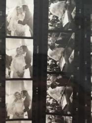 YEŞİLÇAM'IN DEĞERLİ OYUNCUSU HÜLYA TUĞLU'NUN ORİJİNAL FOTOĞRAFI - 15 x 15 cm EBADINDA - TEK FOTOĞRAFTA 14 FARKLI KARE, HÜLYA TUĞLU MİLLİ FUTBOLCU VAROL ÜRKMEZ'LE EVLENDİĞİ GÜN DÜĞÜNDE ÇEKİLMİŞ 14 FARKLI KARE, HER KARE 3,5 x 2,5 cm EBADINDA MİNİ BOYDADIR