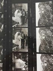 YEŞİLÇAM'IN DEĞERLİ OYUNCUSU HÜLYA TUĞLU'NUN ORİJİNAL FOTOĞRAFI - 15 x 15 cm EBADINDA - TEK FOTOĞRAFTA 14 FARKLI KARE, HÜLYA TUĞLU MİLLİ FUTBOLCU VAROL ÜRKMEZ'LE EVLENDİĞİ GÜN DÜĞÜNDE ÇEKİLMİŞ 14 FARKLI KARE, HER KARE 3,5 x 2,5 cm EBADINDA MİNİ BOYDADIR