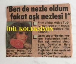YEŞİLÇAM'IN DEĞERLİ OYUNCUSU HÜLYA TUĞLU'NUN GAZETEDEN KESİLME FOTOĞRAFLI HABER KÜPÜRÜ - 7,5 x 6 cm EBADINDA - HÜLYA TUĞLU ''BEN DE NEZLE OLDUM FAKAT AŞK NEZLESİ''