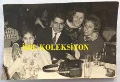 Efemera - TÜRKAN ŞORAY'IN ANNESİ MELİHA SAV'IN (ÇILGIN MELOŞ) ORİJİNAL FOTOĞRAFI - 18 x 12 cm EBADINDA - MELİHA SAV ve EŞİ DR. SİM (AHMET ÇEVİK) YEMEK MASASINDA HATIRA POZU VERİRKEN - kitantik - kitaLog