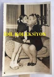 TÜRKAN ŞORAY'IN ANNESİ MELİHA SAV'IN (ÇILGIN MELOŞ) ORİJİNAL FOTOĞRAFI - 18 x 12 cm EBADINDA - MELİHA SAV EŞİ EVİ TERK ETTİKTEN SONRA KIZI FİGEN'İ ÖPERKEN ÇEKİLMİŞ BİR KARE