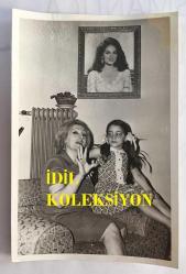 TÜRKAN ŞORAY'IN ANNESİ MELİHA SAV'IN (ÇILGIN MELOŞ) ORİJİNAL FOTOĞRAFI - 18 x 12 cm EBADINDA - MELİHA SAV KIZI FİGEN'LE OTURURKEN ÇEKİLMİŞ BİR KARE