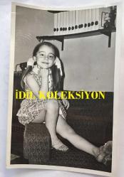 TÜRKAN ŞORAY'IN ANNESİ MELİHA SAV'IN (ÇILGIN MELOŞ) KIZI FİGEN'İN ORİJİNAL 2'Lİ FOTOĞRAF SETİ - 18 x 12 cm EBADINDA