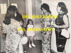 TÜRKAN ŞORAY'IN ORİJİNAL FOTOĞRAFI - 20 x 15 cm EBADINDA - TÜRKAN ŞORAY ve ANNESİ MELİHA SAV'IN (ÇILGIN MELOŞ) YAN YANA AYAKTA BEKLERKEN ÇEKİLMİŞ BİR KARE