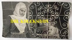 Efemera - TÜRKAN ŞORAY'IN ANNESİ MELİHA SAV'IN (ÇILGIN MELOŞ) ORİJİNAL FOTOĞRAFI - 24 x 13 cm EBADINDA - ''SÖYLEYİN ANAM AĞLAMASIN (1969)'' ADLI YEŞİLÇAM FİLMİNDE MELİHA SAV ve NAZAN ŞORAY AYNI KAREDE - kitantik - kitaLog