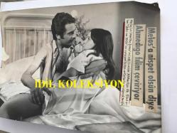 TÜRKAN ŞORAY'IN ANNESİ MELİHA SAV'IN (ÇILGIN MELOŞ) EŞİ SİHİRBAZ AHMET ÇEVİK'İN (DR. SİM, AHMEDİGO) ORİJİNAL BÜYÜK BOY FOTOĞRAFI - 24 x 17 cm EBADINDA - AHMET ÇEVİK'İN FİLM SAHNESİNDEN BİR FOTOĞRAFI ve ÜZERİNDE ''MELOŞ'A NİSPET OLSUN DİYE AHMEDİGO FİLM ÇEVİRİYOR'' YAZILI AJANS NOTU