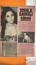 PAZAR MAGAZİN, SİNEMA, FİLM, TİYATRO DERGİSİ - SAYI : 590 12 OCAK 1967 - ESEN PÜSKÜLLÜ - SALİH GÜNEY - YÜCEL UÇANOĞLU - KADİR AHMET - ALİ DİLBER - FATMA GİRİK - MEMDUH ÜN - PERVİN PAR - DEMİR KARAHAN - SELDA ALKOR - İLHAN ENGİN - ERTEM EĞİLMEZ - REFİK HALİT KARAY - SEVTAP ALKOR - DEMİR KAMİL GÖRGÜN YEŞİLÇAM BİR BEKÂR DAHA KAYBEDİYOR - ESEN PÜSKÜLLÜ MURADINA ERDİ - KİM BU ALİ DİLBER - AVRUPA'DA AŞK BAŞKADIR HUDUTLARIN KANUNU - NILGÜN - TAM TAKIM - 16 SAYFA