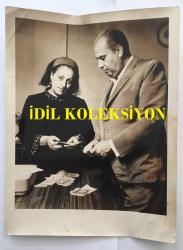 TÜRKAN ŞORAY'IN ANNESİ MELİHA SAV'IN (ÇILGIN MELOŞ) ORİJİNAL BÜYÜK BOY FOTOĞRAFI - 24 x 18 cm EBADINDA - MELİHA SAV PARA SAYARKEN ÇEKİLMİŞ BİR KARE