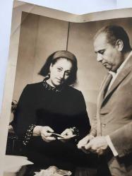 TÜRKAN ŞORAY'IN ANNESİ MELİHA SAV'IN (ÇILGIN MELOŞ) ORİJİNAL BÜYÜK BOY FOTOĞRAFI - 24 x 18 cm EBADINDA - MELİHA SAV PARA SAYARKEN ÇEKİLMİŞ BİR KARE